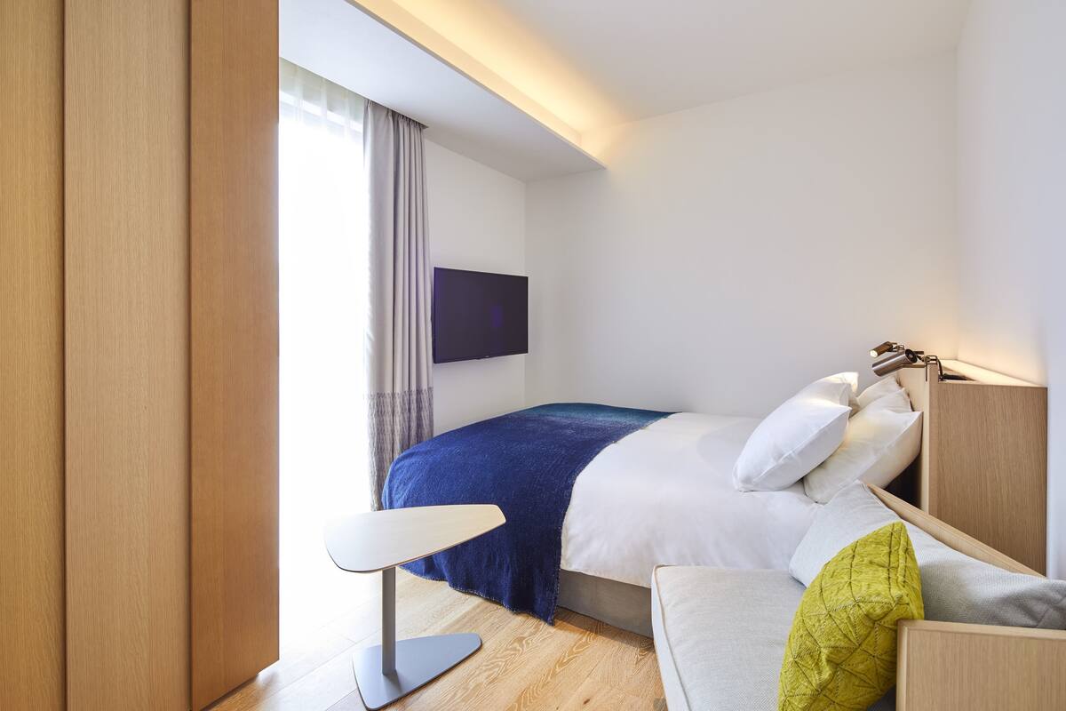 Premium bedding, free minibar, in-room safe, blackout curtains