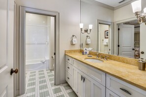 Hair dryer, towels - Mainsail Beach Inn 3 Bedroom Beach Front Unit (Holmes Beach)