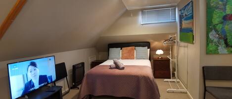 1 bedroom, hypo-allergenic bedding, down comforters, Select Comfort beds