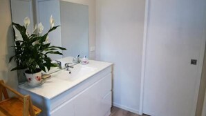 Kamar Double Standar