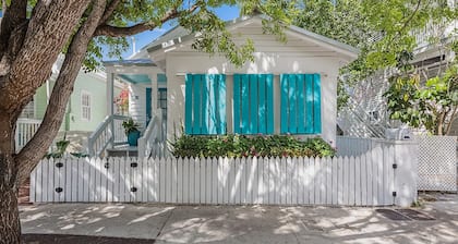 TIDES ON SIMONTON ~ Perfectly located Condominium just off Duval!