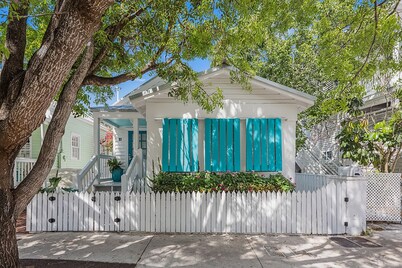 TIDES ON SIMONTON ~ Perfectly located Condominium just off Duval!
