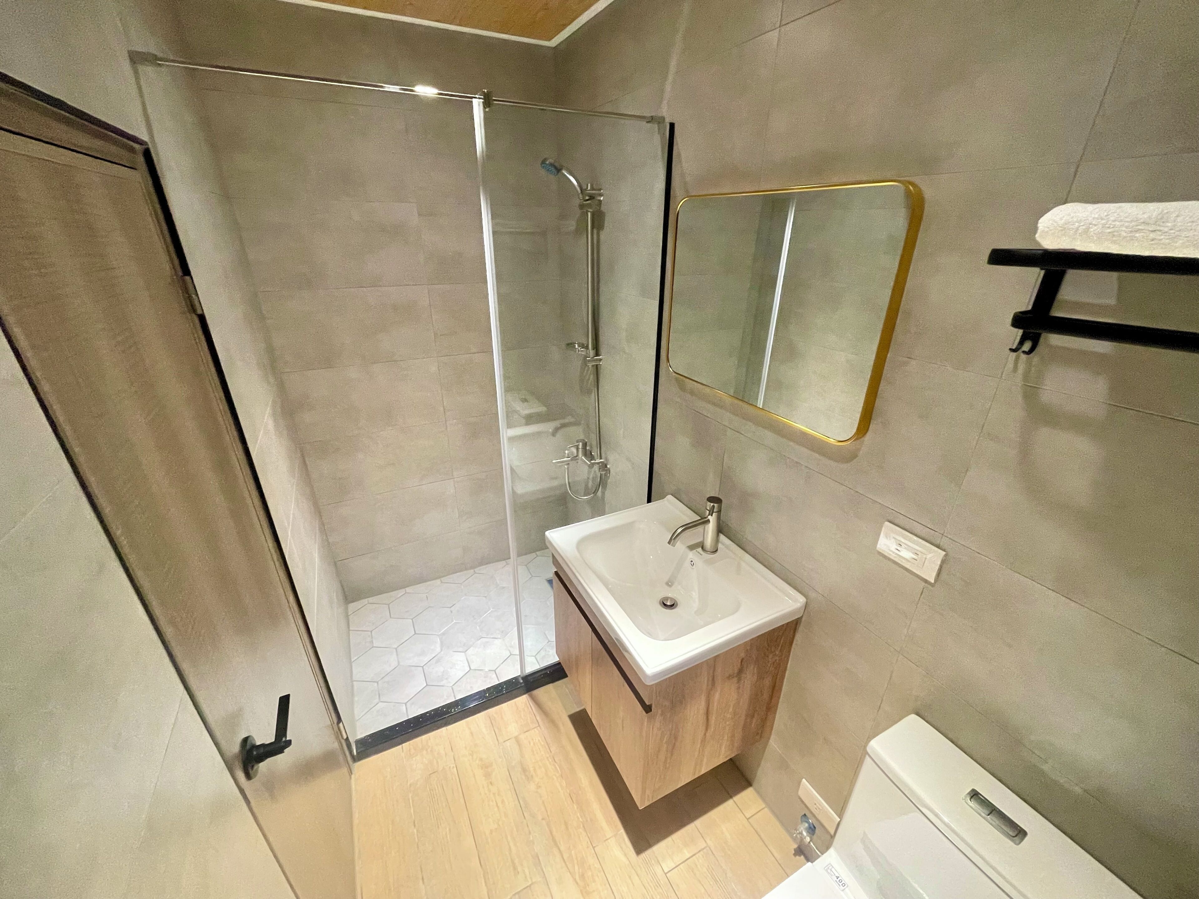 Single Room, 1 Twin Bed, Non Smoking | Bathroom | Free toiletries, hair dryer, slippers, towels