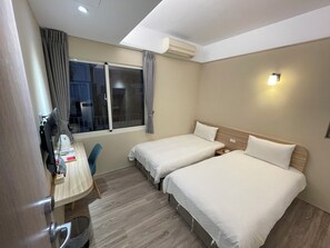 Phòng | Bàn, màn/rèm cản sáng, truy cập Internet không dây miễn phí