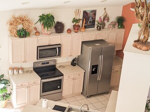 Full-sized fridge, microwave, oven, stovetop - 5bed/3bath Authentic Native American Decor (Kissimmee)