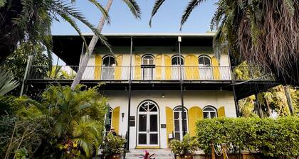 RIPTIDES ~Stylish Studio Located in a Central Location Near All the Action!