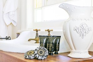 Duschwanne, Haartrockner, Handtücher