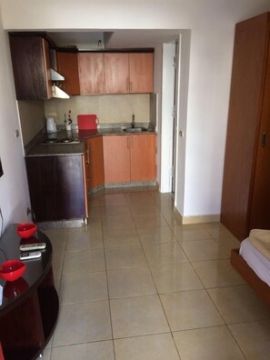 Kjøleskap, mikrobølgeovn, ovn og kaffetrakter/tekoker