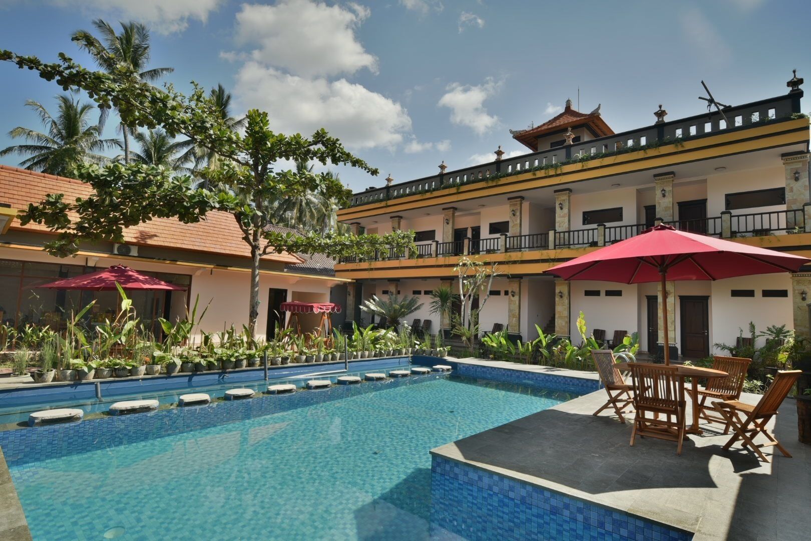 Utendørsbasseng og solsenger