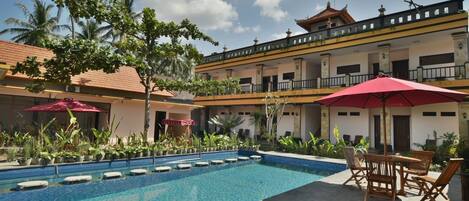 Utendørsbasseng og solsenger