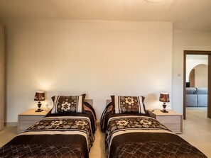 3 chambres, fer et planche à repasser, Wi-Fi gratuit, draps fournis