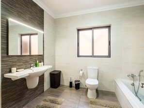 Sèche-cheveux, serviettes fournies, savon, papier toilette