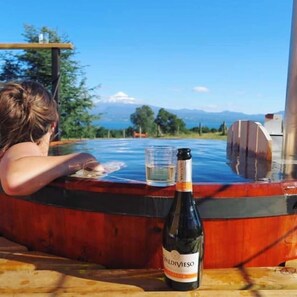 Una piscina al aire libre, tumbonas