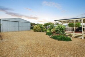 Property grounds - Summer Salt - 82 Padman Cres, Middleton (Middleton)