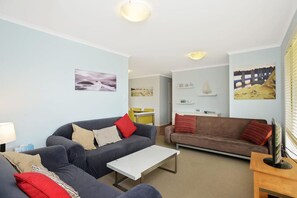 TV, video game console, ping pong - Summer Salt - 82 Padman Cres, Middleton (Middleton)