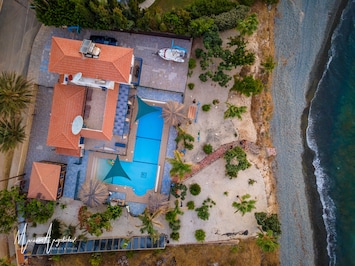 Villa in front of the beach