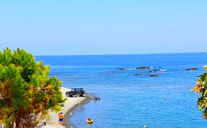 On the beach - Front beach 3 bedrooms VIlla, huge heated swimming pool 15X5X10 meters L shape (Pomos)