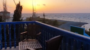 Un balcón con vista al mar al atardecer.