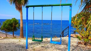 Un columpio con vista al mar.
