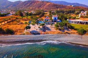 On the beach - Front beach 3 bedrooms VIlla, huge heated swimming pool 15X5X10 meters L shape (Pomos)