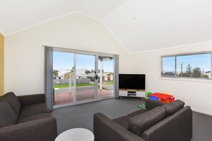 TV - Point Break - 7 Mindacowie Tce, Middleton (Middleton)