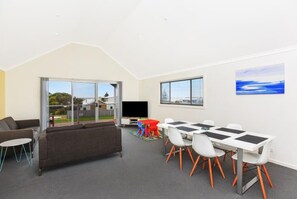 TV - Point Break - 7 Mindacowie Tce, Middleton (Middleton)