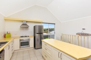 Fridge, oven, stovetop, dishwasher - Point Break - 7 Mindacowie Tce, Middleton (Middleton)