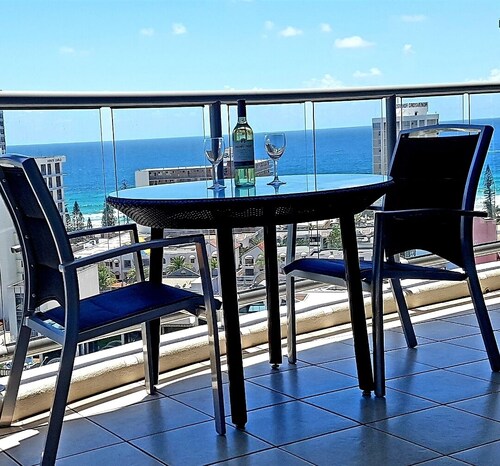 Room in a Luxury Resort with Great Views in Heart of Surfers Paradise Gold Coast