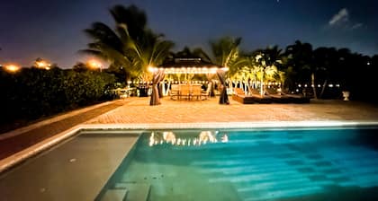 WATERFRONT PALM BEACH 5BR/4BA HOME - PRIVATE BOAT DOCK/POOL/HOT TUB