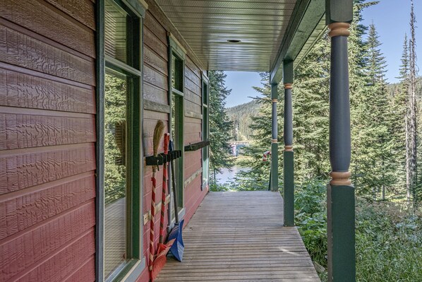Une terrasse en bois offrant une vue sur une zone boisée.