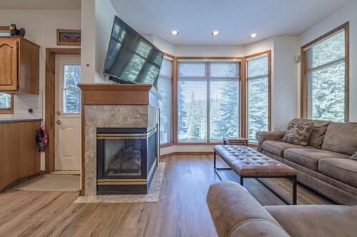 Great Location close to village and pond, Semi-Private- Hot Tub-Pet Friendly