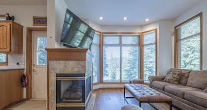 Great Location close to village and pond, Semi-Private- Hot Tub-Pet Friendly