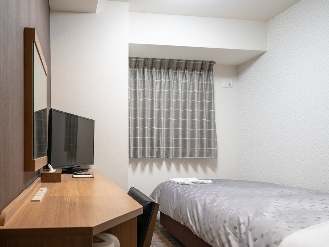 standard single room | desk, blackout curtains, free wifi, bed sheets