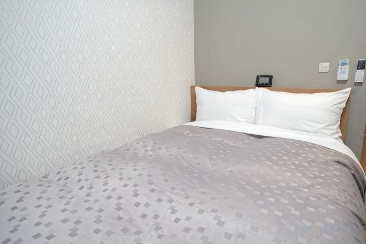Een bureau, verduisterende gordijnen, gratis wifi, beddengoed