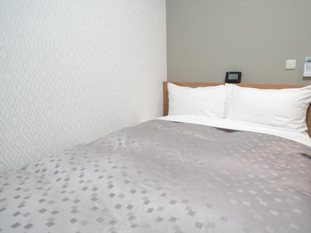 办公桌、遮光窗帘、免费 WiFi、床单