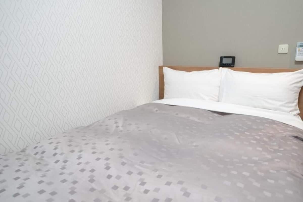 Desk, blackout drapes, free WiFi, bed sheets