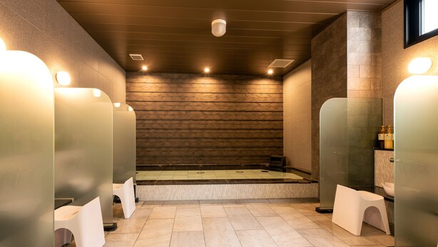 A modern bathroom with a large bathtub, frosted glass partitions, and a tiled floor. - Amagasaki Plaza Hotel Hanshin Amagasaki (Amagasaki)