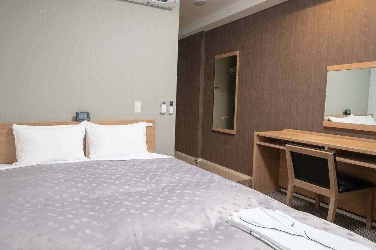 double room | desk, blackout curtains, free wifi, bed sheets