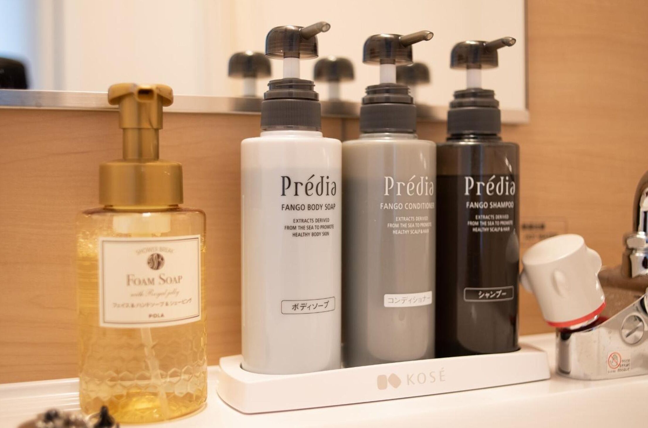 combined shower/bathtub, slippers, towels