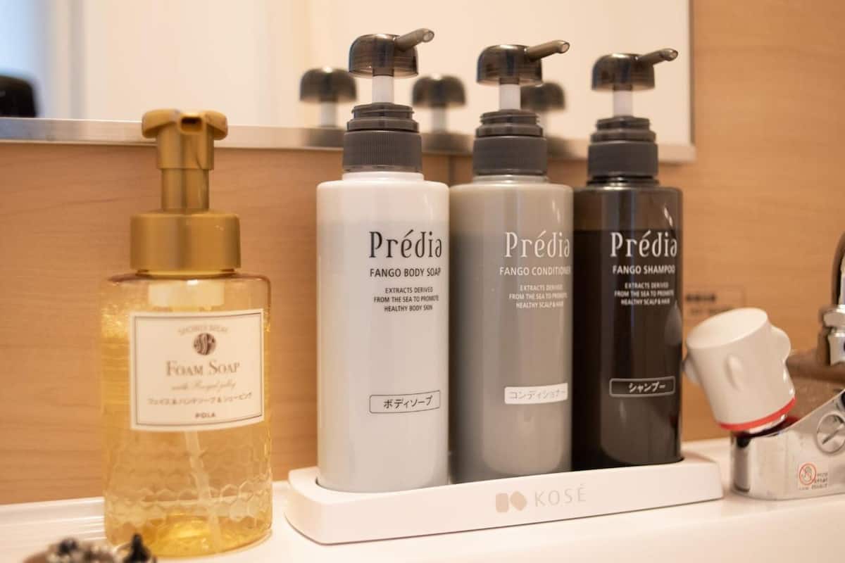 combined shower/bathtub, slippers, towels