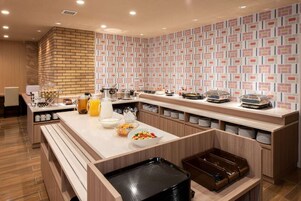 Daily buffet breakfast (JPY 800 per person)