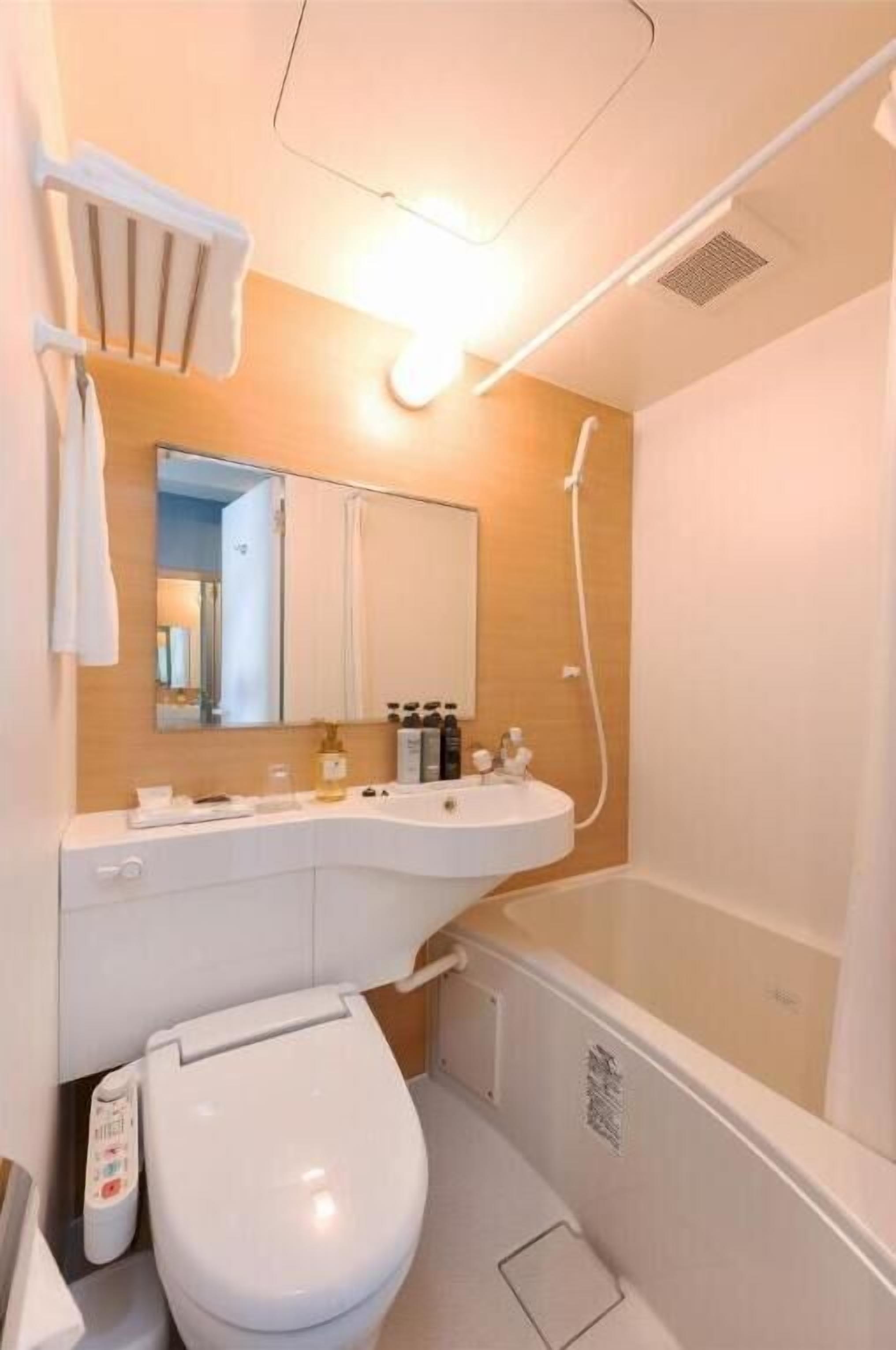 combined shower/bathtub, slippers, towels