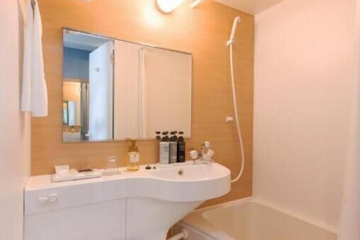 combined shower/bathtub, slippers, towels