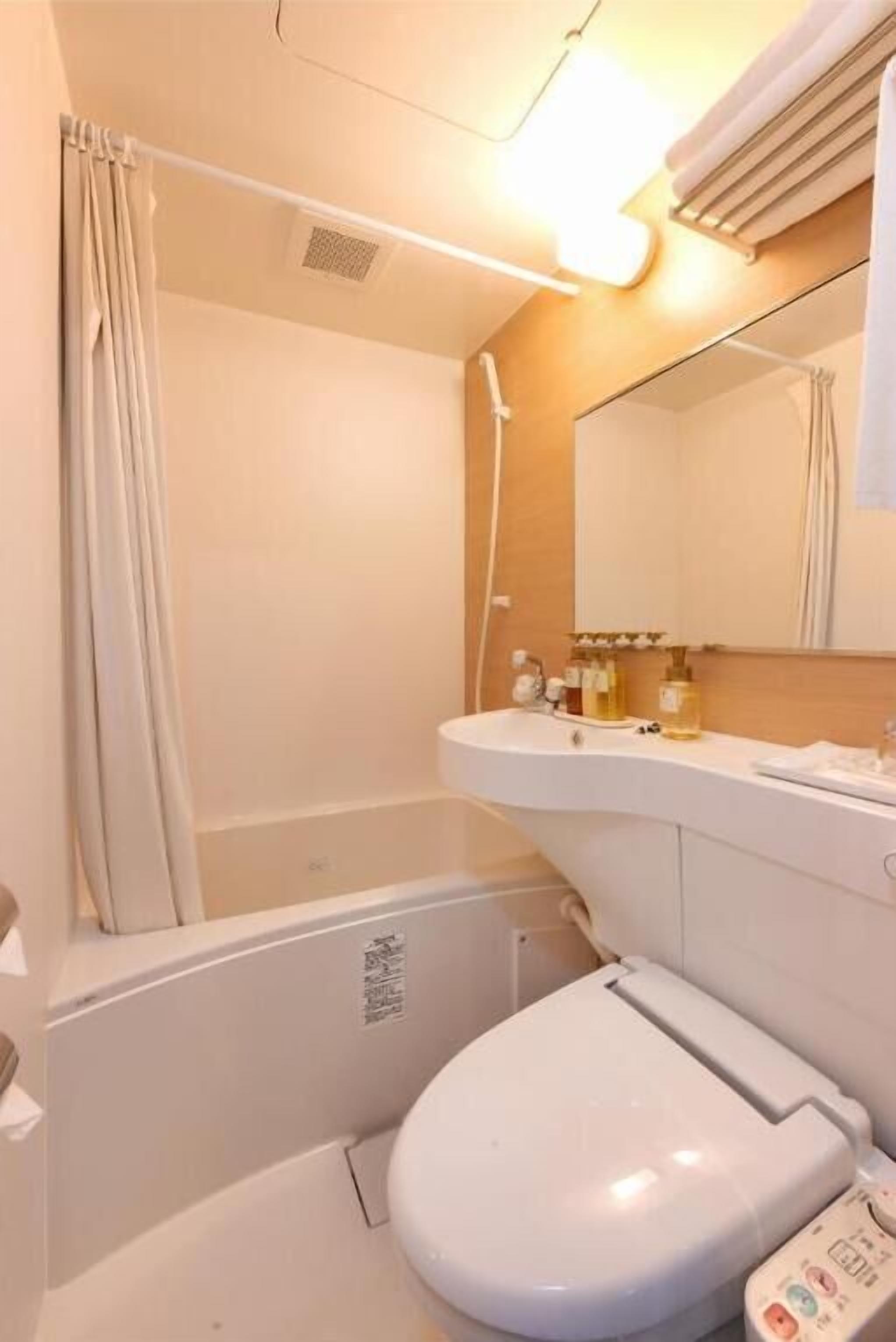 combined shower/bathtub, slippers, towels