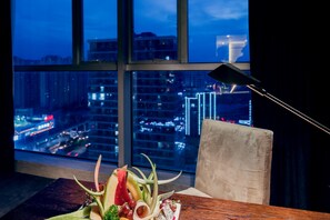 Business Suite | Minibar, in-room safe, desk, blackout curtains - Jiazheng International Energy Hotel (Shanghai)