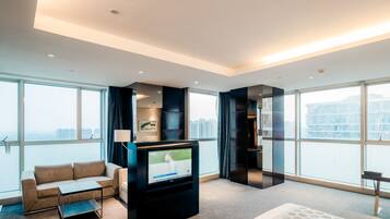 Panoramic Room | Minibar, in-room safe, desk, blackout curtains