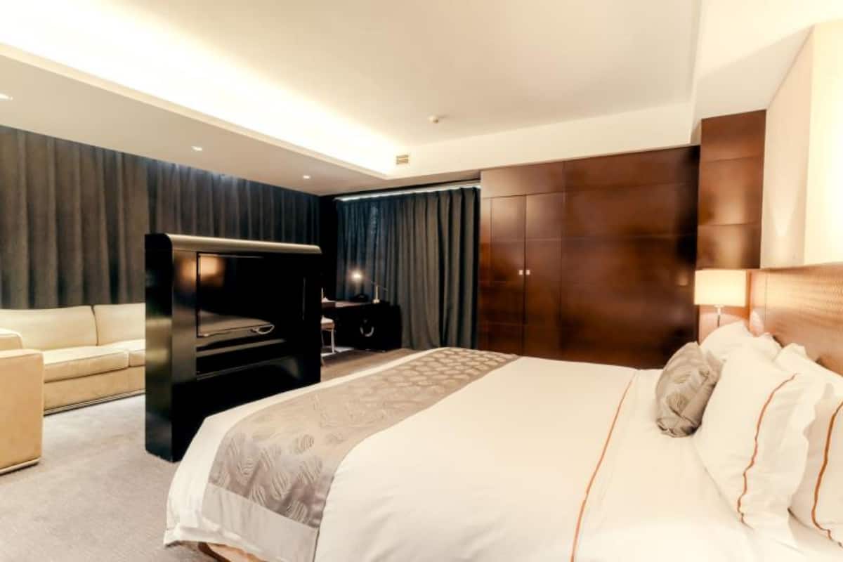 Minibar, coffres-forts dans les chambres, bureau, rideaux occultants