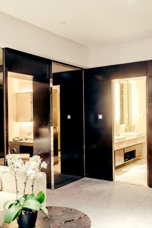 Artículos de tocador gratuitos, secador de pelo, pantuflas, toallas