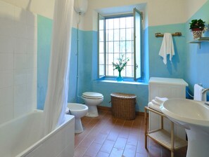 Duschwanne, Haartrockner, Bidet, Handtücher