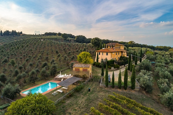 Outdoor pool - Groundfloor apt with al fresco dining, shared pool & wi-fi on awarded winery. (Bucine)